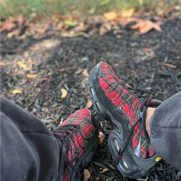 Extremely RARE !!! Red and Black Plaid Tartan Airmax Sneakers - Picture 2 of 2